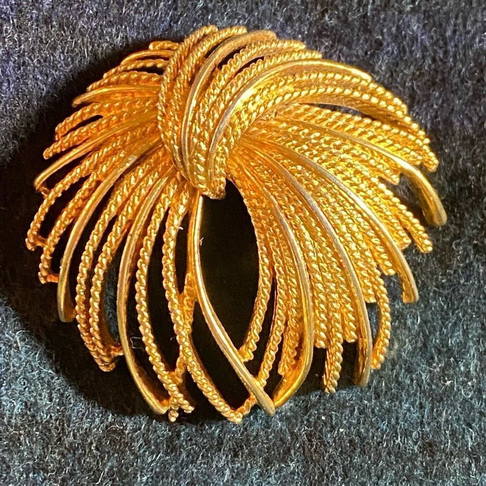 Vintage Monet Spray Starburst Gold Pin Brooch